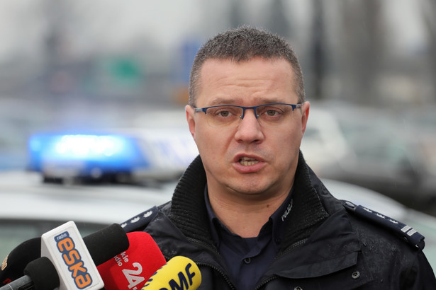 Warszawa, 10.01.2020. Rzecznik prasowy Komendanta Głównego Policji insp. Mariusz Ciarka podczas briefingu poświęconego ogólnopolskim działaniom policyjnym "Bezpieczne ferie 2020", dot. m.in kontroli autobusów, 10 bm. na parkingu przy hali Torwar w Warszawie. (amb) PAP/Paweł Supernak