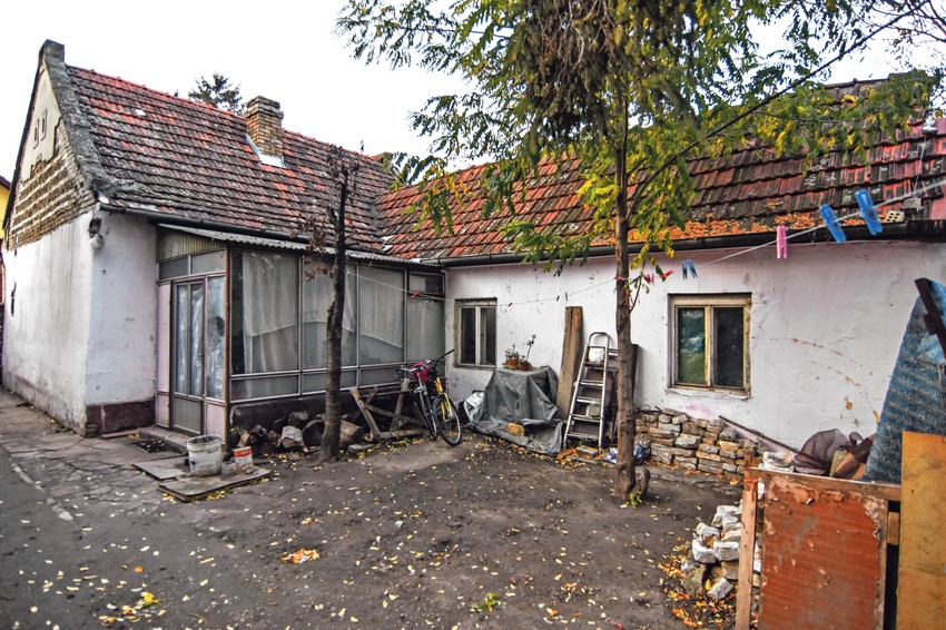 Zidovi i krov su ispucali na staroj zemljanoj kući