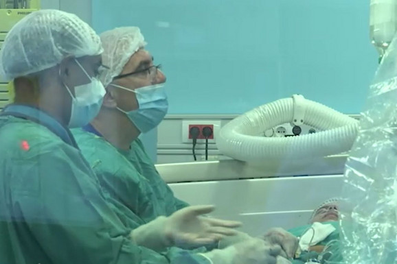 SPAS ZA BEBE KOJE SE RODE PLAVE: U Srbiji počele da se rade implantacije plućne valvule bez otvaranja grudnog koša, IVA (16) PRVI PACIJENT
