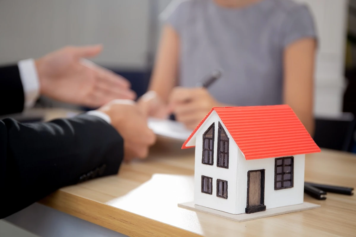 Darowizna w 2025 roku - kto musi zapłacić podatek, a kto nie? Grupy i limity zwolnień