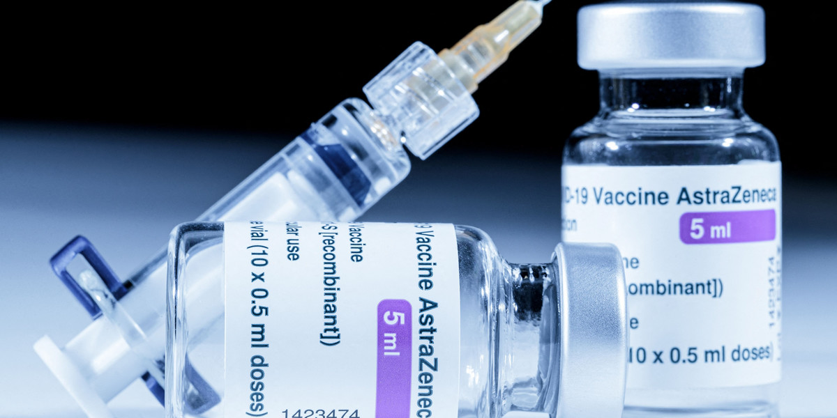 AstraZeneca o szczepionce: nie ma na to dowodów.