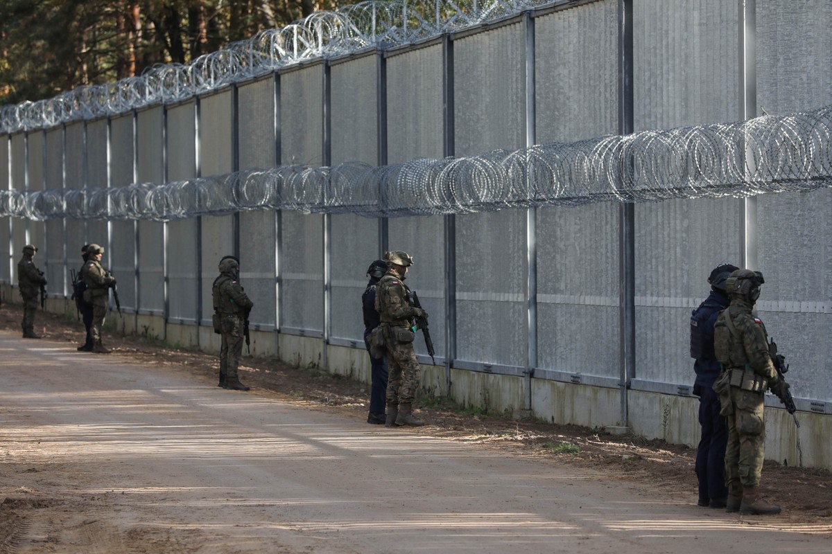 Funkcjonariusze wojska i policji