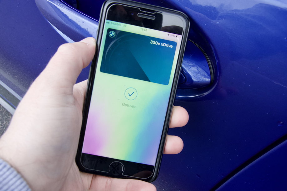 Digital Key pozwala na odblokowywanie i blokowanie drzwi BMW 330e z poziomu smartfona z systemem iOS. 