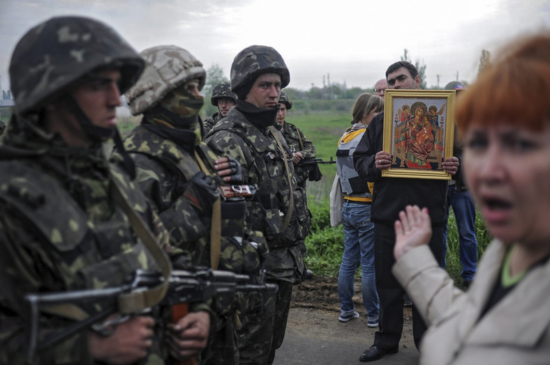 Prorosyjscy mieszkańcy Słowiańska rozmawiają z ukraińskimi żołnierzami. Fot. EPA/ROMAN PILIPEY/PAP/EPA