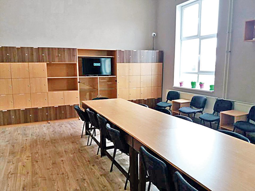 Nastavno osoblje samo je napravilo nameštaj za oko 15 učionica