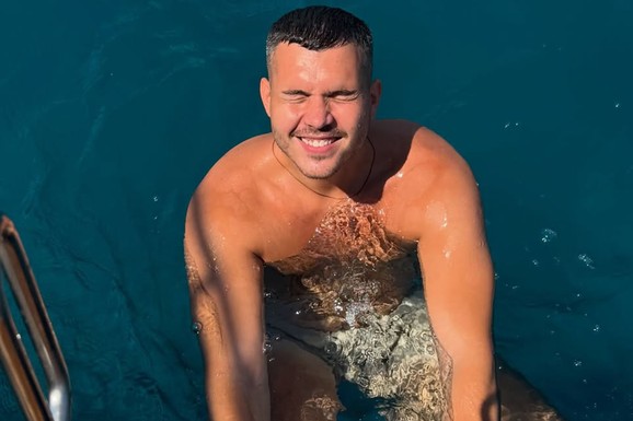 OTIŠAO NA JEDNO OD NAJGLAMUROZNIJIH OSTRVA NA SVETU Evo gde letuje Viktor Živojinović: Podelio sliku sa jahte, celo leto uživa (Foto)