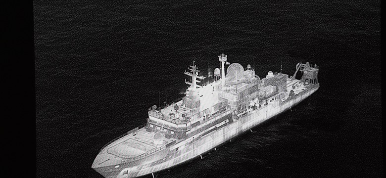 Rosyjski okręt szpiegowski Jantar u wybrzeży Wielkiej Brytanii. Kierował lasery na samoloty RAF