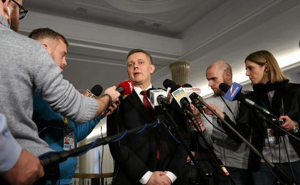 Siemoniak krytykuje i chwali Macierewicza. Chodzi o donos i awans...