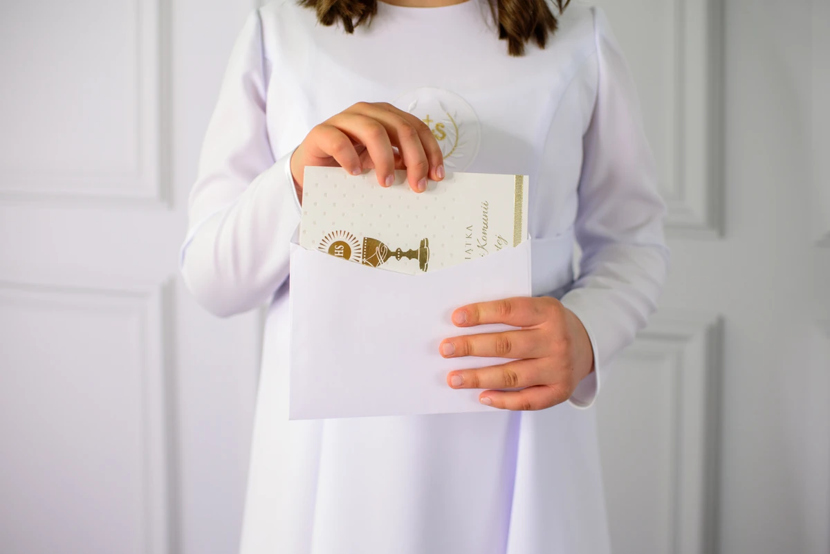 Komunia 2025. Ile trzeba zapłacić za talerzyk? Ile pieniędzy włożyć do koperty?