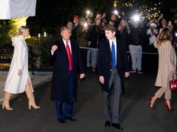 "Przystojny inaczej". Internauci niemiło komentują wygląd Barrona Trumpa. FOTO