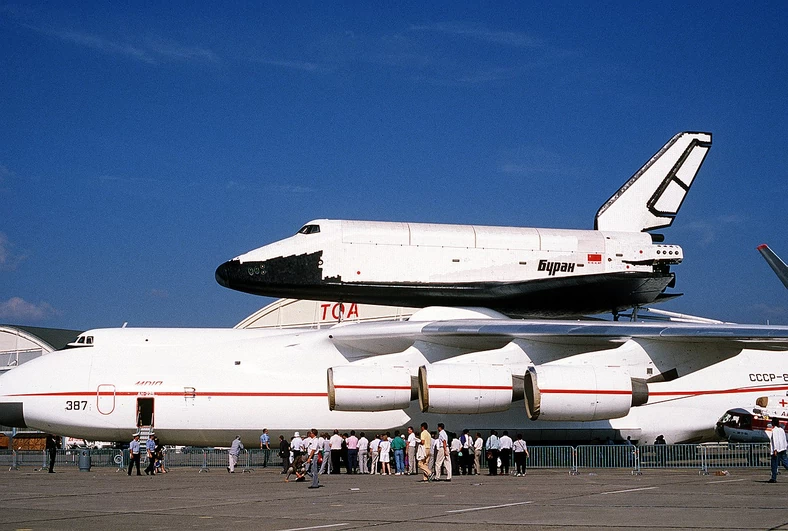 Buran na dachu An-225 (1989)