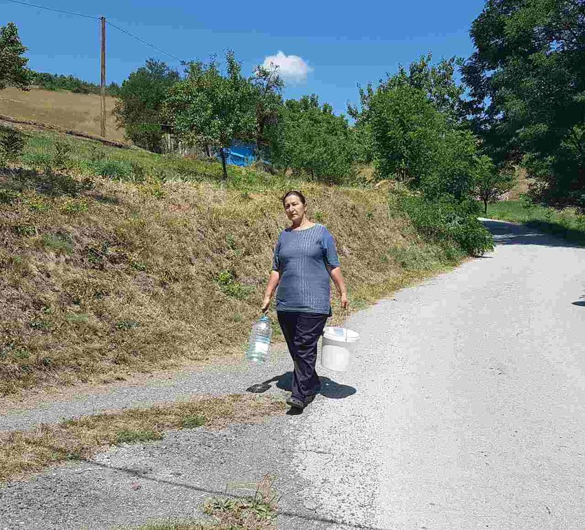 Ljubinka Pešić nosi po 50 litara vode u rukama