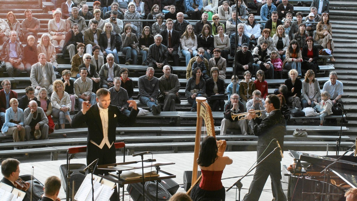 Dokończenie Narodowego Centrum Polskiej Piosenki - utworzenie muzeum polskiej piosenki, oraz rozbudowa Filharmonii Opolskiej to największe inwestycje kulturalne realizowane na opolszczyźnie. Muzeum w amfiteatrze ma być gotowe w roku 2013, filharmonia jeszcze w 2012.