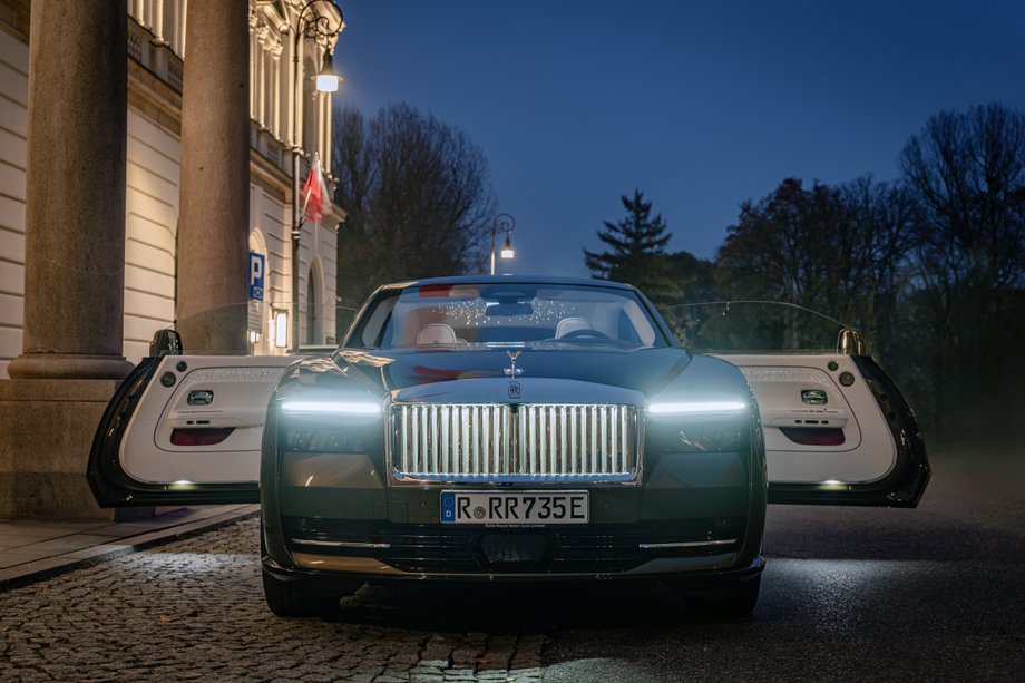 Choć konstruktorzy postawili na nieco szerszy grill, wciąż widać, że to Rolls-Royce