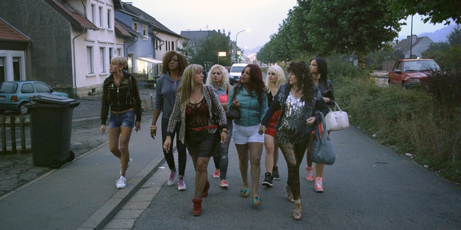 <strong>Party Girl, reż. Marie Amachoukeli-Barsacq</strong>
<br><br>
„Party Girl” to jeden z najciekawszych francuskich debiutów ostatnich lat, pokazany w ramach zeszłorocznego festiwalu filmowego w Cannes na otwarcie sekcji Un Certain Regard. Film otrzymał nagrodę festiwalu za najlepszy debiut – Złotą Kamerę. Angelique daleko do stereotypowego wizerunku pani w średnim wieku. Jest najstarsza z grupy pracujących w nocnym barze kobiet. Nie zwalnia tempa życia, wciąż lubi się bawić i świetnie czuje się w towarzystwie mężczyzn. Choć czasy się zmieniają i w lokalu zaczyna ubywać gości, uczucia stałego klienta Angelique, Michaela, są niezmienne. Od lat bez pamięci w niej zakochany, któregoś dnia nieoczekiwanie prosi ją o rękę. Przed Angelique pojawia się szansa na ustatkowanie się. Czy z niej skorzysta? Utrzymany w stylu filmów Johna Cassavetesa, realistyczny portret silnej i wolnej kobiety, która wybrała życie poza granicami obyczajów i zasad tradycyjnego społeczeństwa. Film inspirowany prawdziwą „party girl” – matką jednego z reżyserów, która w filmie gra samą siebie. [opis dystrybutora]