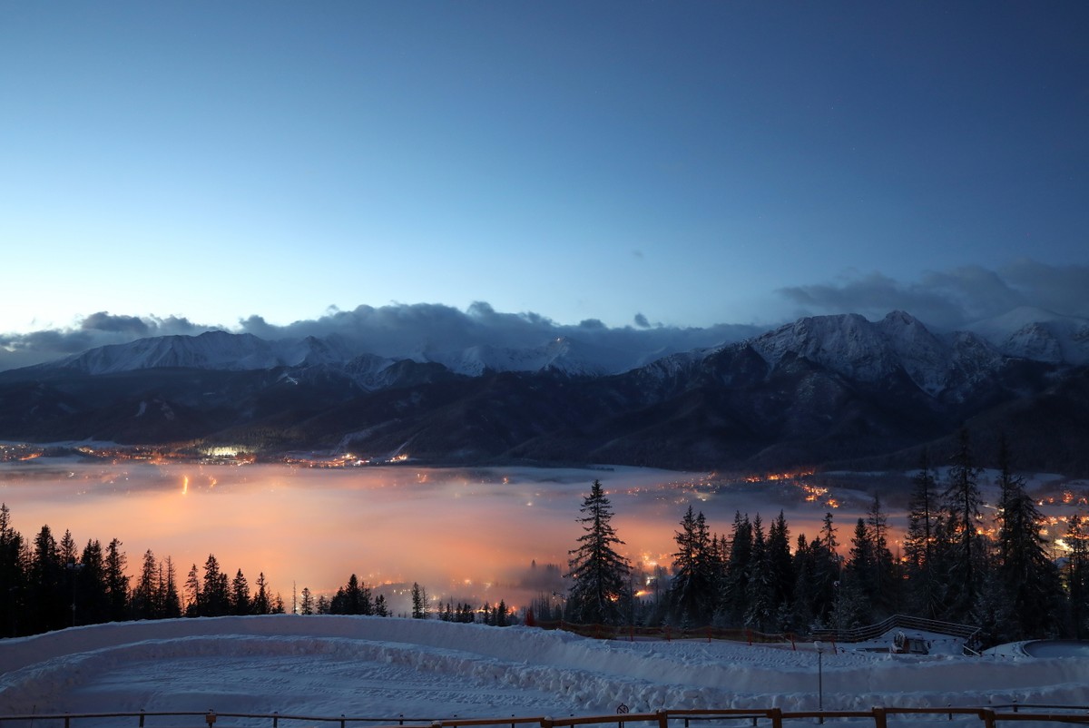 Widok z Gubałówki na spowite mgłą Zakopane