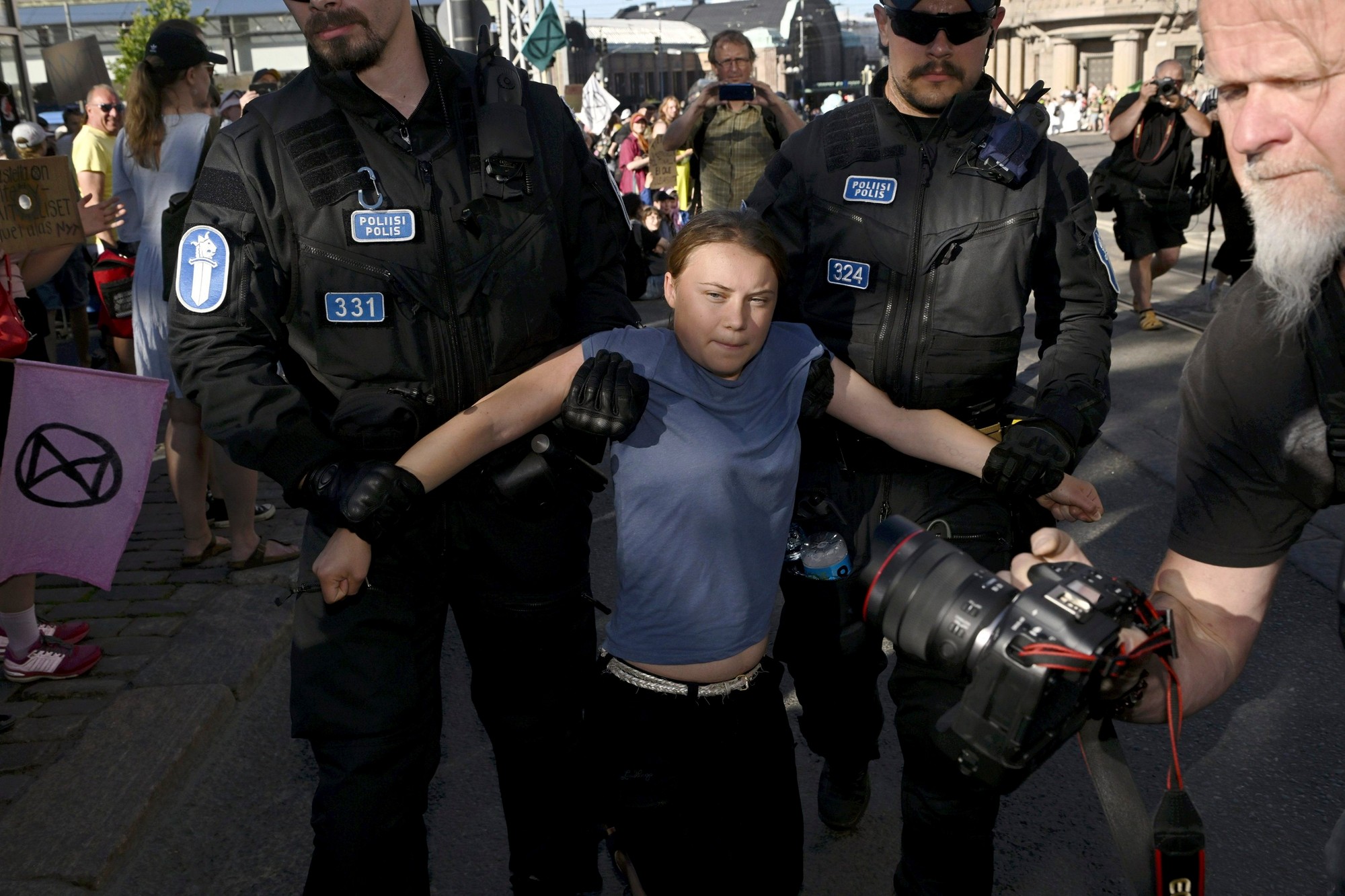 Greta Thunberg počas zadržania vo fínskom hlavnom meste Helsinki.