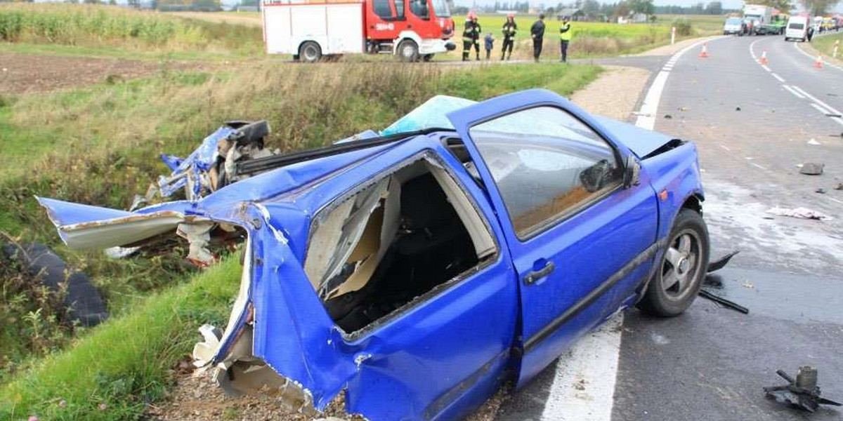 Szok! Golfa rozerwało na pół! FOTO