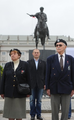 Były rzecznik Interesu Publicznego Bogusław Niezieński (L) uczestniczy w warcie honorowej przed Pałacem Prezydenckim