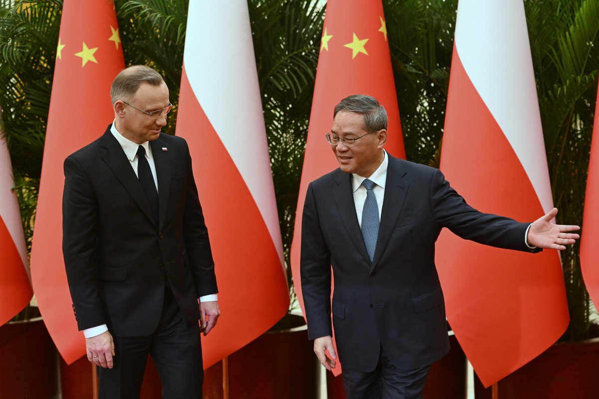 Pekin, Chiny, 24.06.2024. Prezydent RP Andrzej Duda (L) i premier Chińskiej Republiki Ludowej Li Qiang (P) podczas spotkania w Wielkim Pałacu Ludowym w Pekinie, 24 bm. (miwi) PAP/Radek Pietruszka