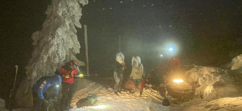 Ratownicy sprowadzili 10 turystów, którzy utknęli pod Śnieżką