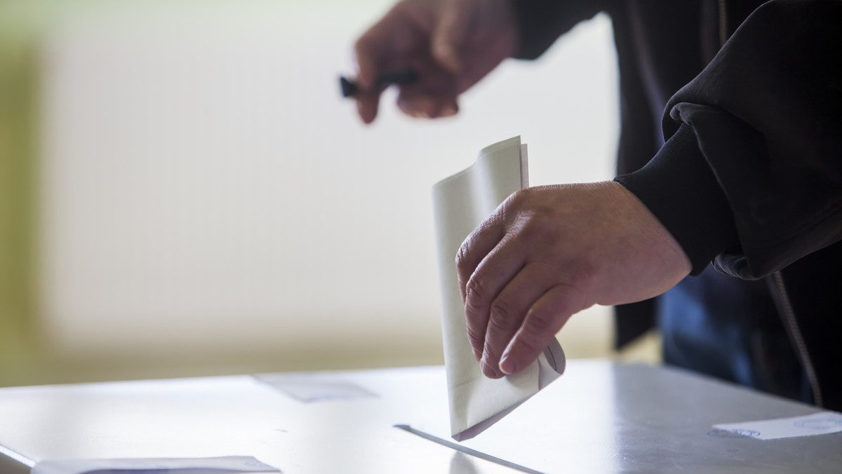 Prawie trzy czwarte Polaków deklaruje zainteresowanie jesiennymi wyborami samorządowymi. W wyborach do sejmików wojewódzkich wyraźnie prowadzi PiS, które cieszy się największym poparciem na wsi i w małych miastach. Natomiast w największych ośrodkach koalicja Platformy Obywatelskiej i Nowoczesnej ma niemal dwukrotną przewagę nad PiS-em - podaje CBOS.