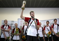 Owacyjne powitanie polskich siatkarzy na Okęciu