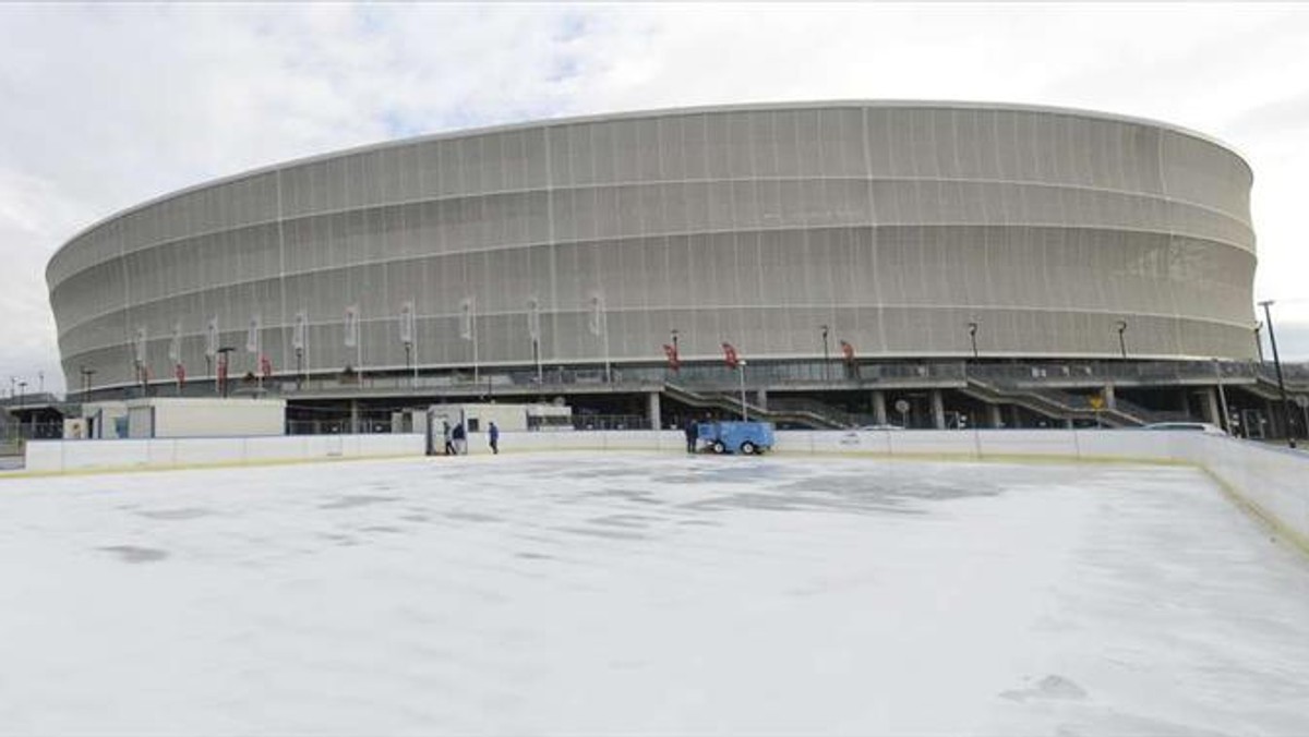 Niech was nie zdziwią dziury po czytnikach przy bramkach wejściowych na stadion. To nie efekt działania siatki złodziejskiej, tylko spółki zarządzającej stadionem. Poprzedni system sprawdzający bilety okazał się bowiem bublem: nie był w stanie wyłapać pseudokibica z zakazem stadionowym, choć do tego właśnie miał służyć! Dlatego trzeba było go rozmontować i kupić nowy. I wydać na niego kolejny milion złotych!