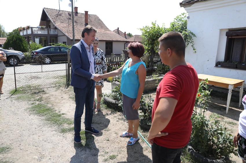 Darka Glišića je porodica Mitrović dočekala ispred kuće