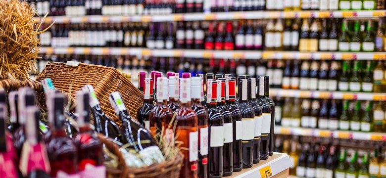 Ograniczenia w sprzedaży napojów alkoholowych. Nowe regulacje w obliczu kontrowersji