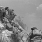 Maj 1944, Monte Cassino, Włochy. Polscy żołnierze wciągający na górę skrzynki z amunicją. 