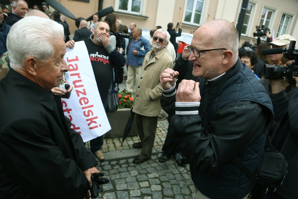 WARSZAWA POGRZEB GENERAŁA JARUZELSKIEGO PROTESTY (protesty podczas pogrzebu gen. Wojciecha Jaruzelskiego)