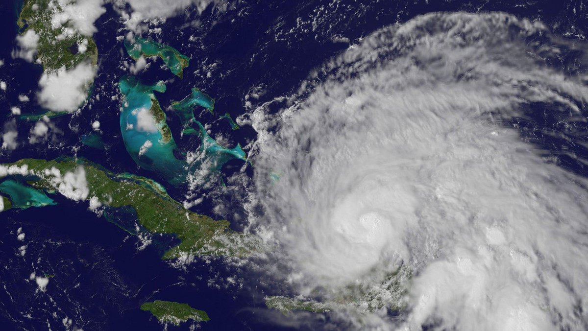 Huragan Irene przybrał dziś na sile, stając się huraganem 3. kategorii o prędkości wiatru 185 km/h. Irene może nabrać jeszcze większej intensywności, zbliżając się do wybrzeża USA - ostrzegło Krajowe Centrum ds. Huraganów (NHC) w Miami na Florydzie.