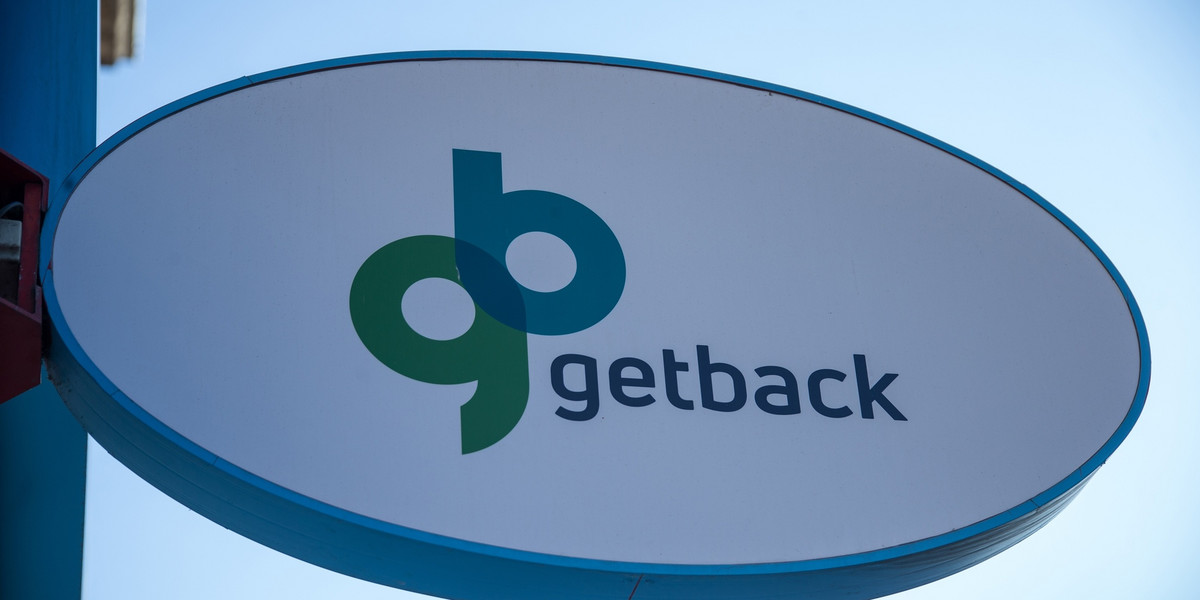 Piotrowi Osieckiemu zarzuca się, że działając wspólnie i w porozumieniu z innymi osobami dopuścił się oszustwa, polegającego na sprzedaży obligacji GetBacku przez Idea Bank, który nie miał licencji na taką działalność.
