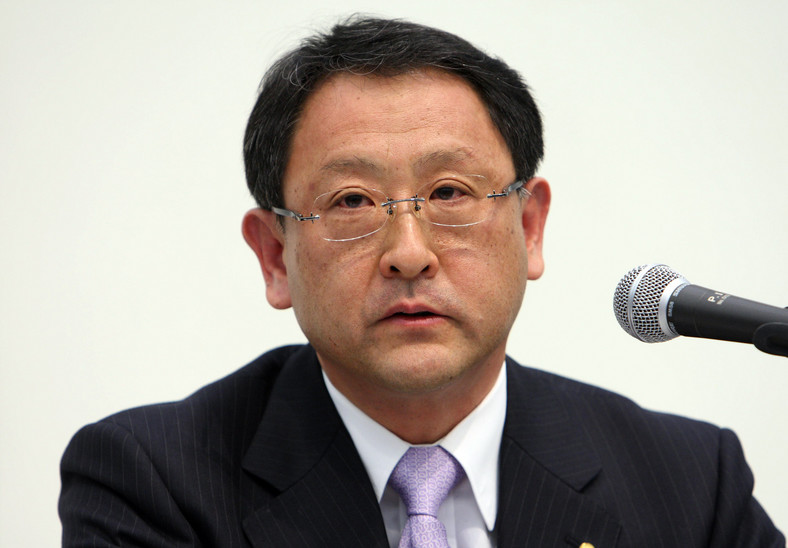 Szef Toyoty przeprasza za problemy techniczne w autach jego firmy.