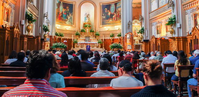 Biskupi zachęcają do uczestnictwa we mszy świętej w kościele. Z... zachowaniem troski o zdrowie