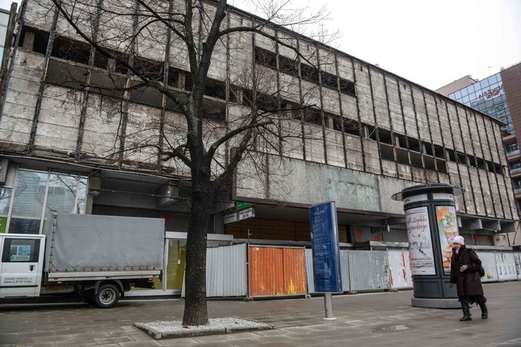 Budynek posiadał witryny wyłącznie w części parterowej oraz aluminiowe elewacje. 
<br><br> 
(cat/mgo) PAP/Jakub Kamiński