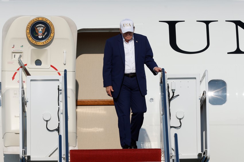 Donald Tramp izlazi iz Air Force One-a