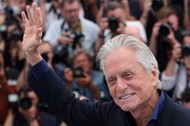 Michael Douglas pozuje reporterom przed przyznaniem mu honorowej Złotej Palmy podczas ceremonii otwarcia 76. Festiwalu Filmowego w Cannes, 16 maja 2023 r.