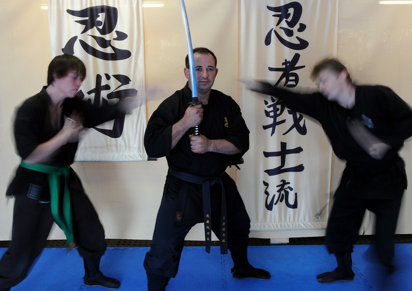 Kajlan Soto, nosilac crnog pojasa u ninđucuu, trenira svoje učenike u školi Nindža ratnika