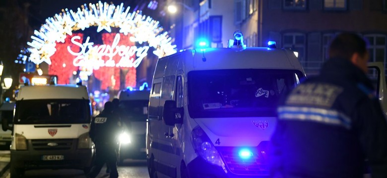 Tragiczny bilans ataku w Strasburgu: Trzy osoby nie żyją, ranni w stanie krytycznym, napastnik na wolności [WIDEO]