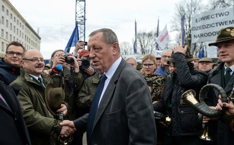 Mój klub będzie, co oczywiste, głosował przeciwko temu kuriozalnemu, nieuzasadnionemu i hucpiarskiemu wnioskowi - podkreśliła Paluch. Szukałam tam ( w uzasadnieniu wniosku - PAP) rzeczowych argumentów, ale na próżno. Uzasadnienie tego wniosku rozczarowuje. Ten stek nieprawd, insynuacji, pomówień trudno w ogóle nazwać uzasadnieniem. (...) Uzasadnienie powinno przynajmniej w pewnym zakresie trzymać się faktów, a tu są raczej fejki - mówiła. Paluch, nawiązując się do zarzutów dot. noweli liberalizującej wycinkę drzew, wskazała, że pod rządami wiceprzewodniczącej PO Hanny Gronkiewicz-Waltz w Warszawie wycięto 230 tys. drzew. -Najbardziej dobitnym przykładem dbania o drzewa przez platformerskie władze Warszawy jest słynna palma na rondzie de Gaulle'a. Po pierwsze sztuczna, a po drugie droga. Za pieniądze na nią wydane można by obsadzić drzewami kawał parku - powiedziała.