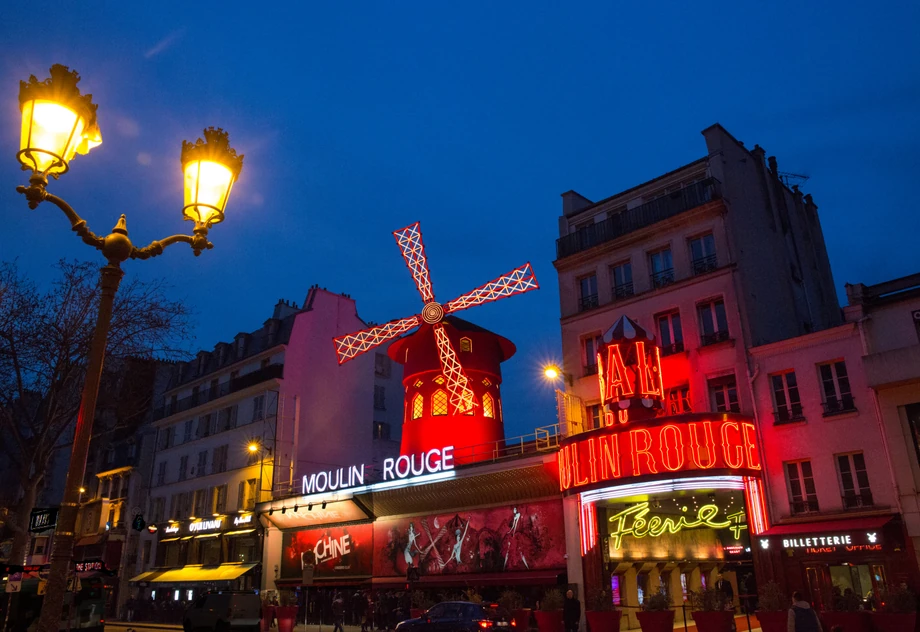 Słynny czerwony wiatrak od 130 lat przyciąga widzów do Moulin Rouge