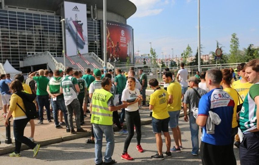 Navijači ispred "Arene"