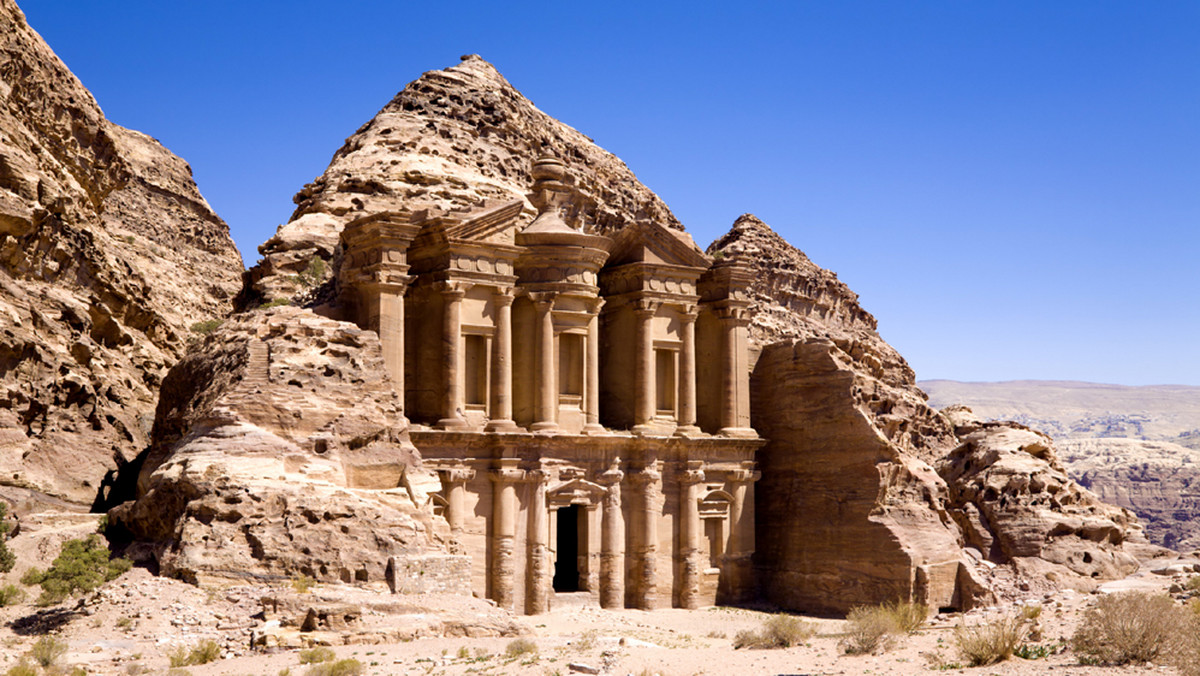 Czy turyści zadepczą Petrę? W 2007 roku skalne miasto w Jordanii, doskonale znane wielbicielom "Indiany Jonesa", trafiło na listę siedmiu nowych cudów świata. Przybyło odwiedzających, ale i zagrożeń.