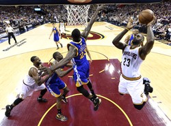 Liga NBA: Cavaliers pokonali Warriors w trzecim meczu finału. LeBron James zdobył 32 punkty