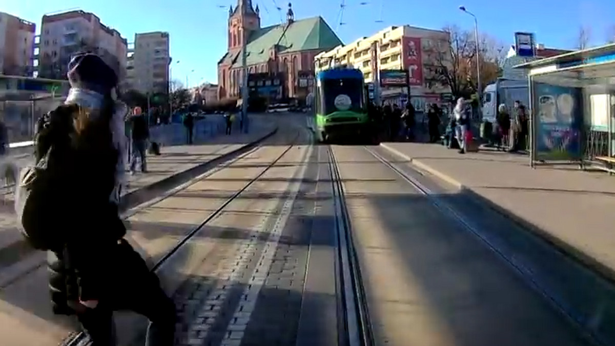 Kamera zamontowana w jednym z szczecińskich miejskich autobusów zarejestrowała przerażającą scenę. Pod nadjeżdżający z Mostu Długiego pojazd niespodziewanie wbiega spiesząca się na tramwaj kobieta. Szczęśliwie kierowcy w ostatniej chwili udało się wyhamować.