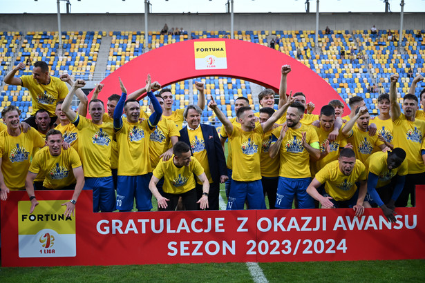 Piłkarze Motoru Lublin cieszą się ze zwycięstwa w finale baraży 1. Ligi z Arką Gdynia i awansu do Ekstraklasy