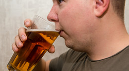 Upijanie się raz na jakiś czas czy codzienne picie - co jest gorsze dla wątroby?