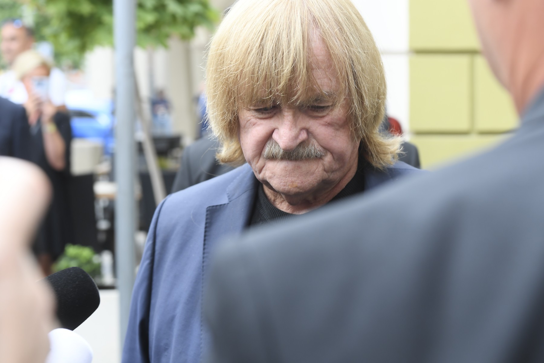 Zničený Karel Vágner na pohrebe Zagorovej.